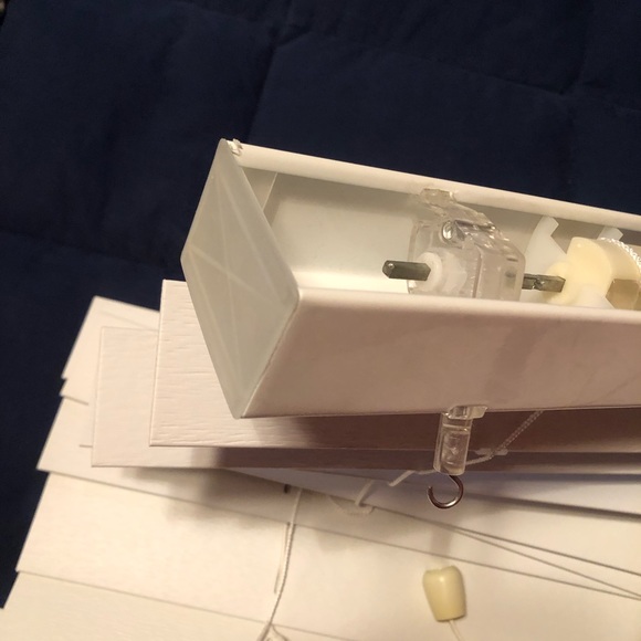 Heavy duty/quality white mini blind - Picture 10 of 16